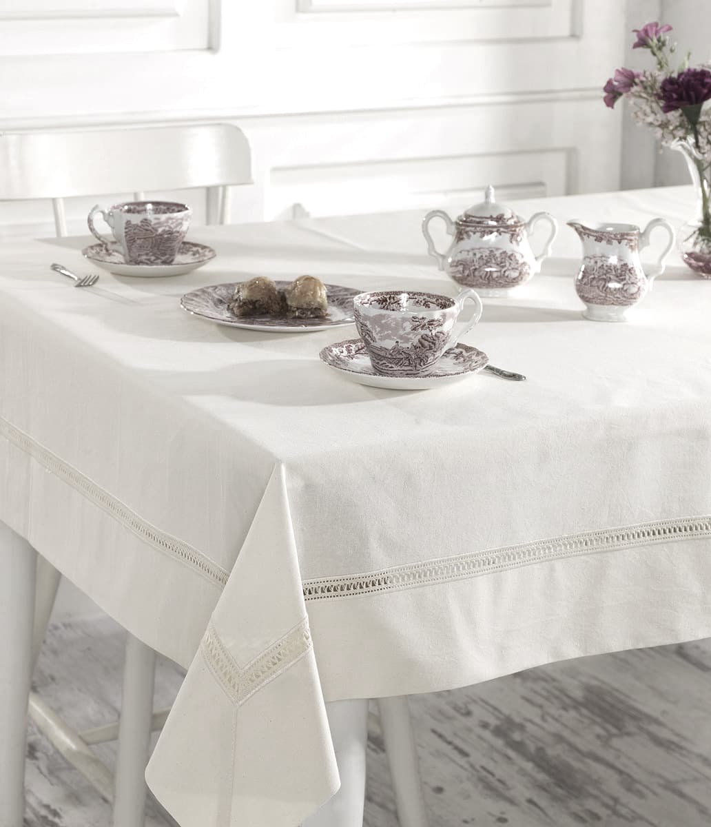 מפת שולחן עם רקמת אז’ור – אלגנטיות שמתחילה מהפרטים הקטנים