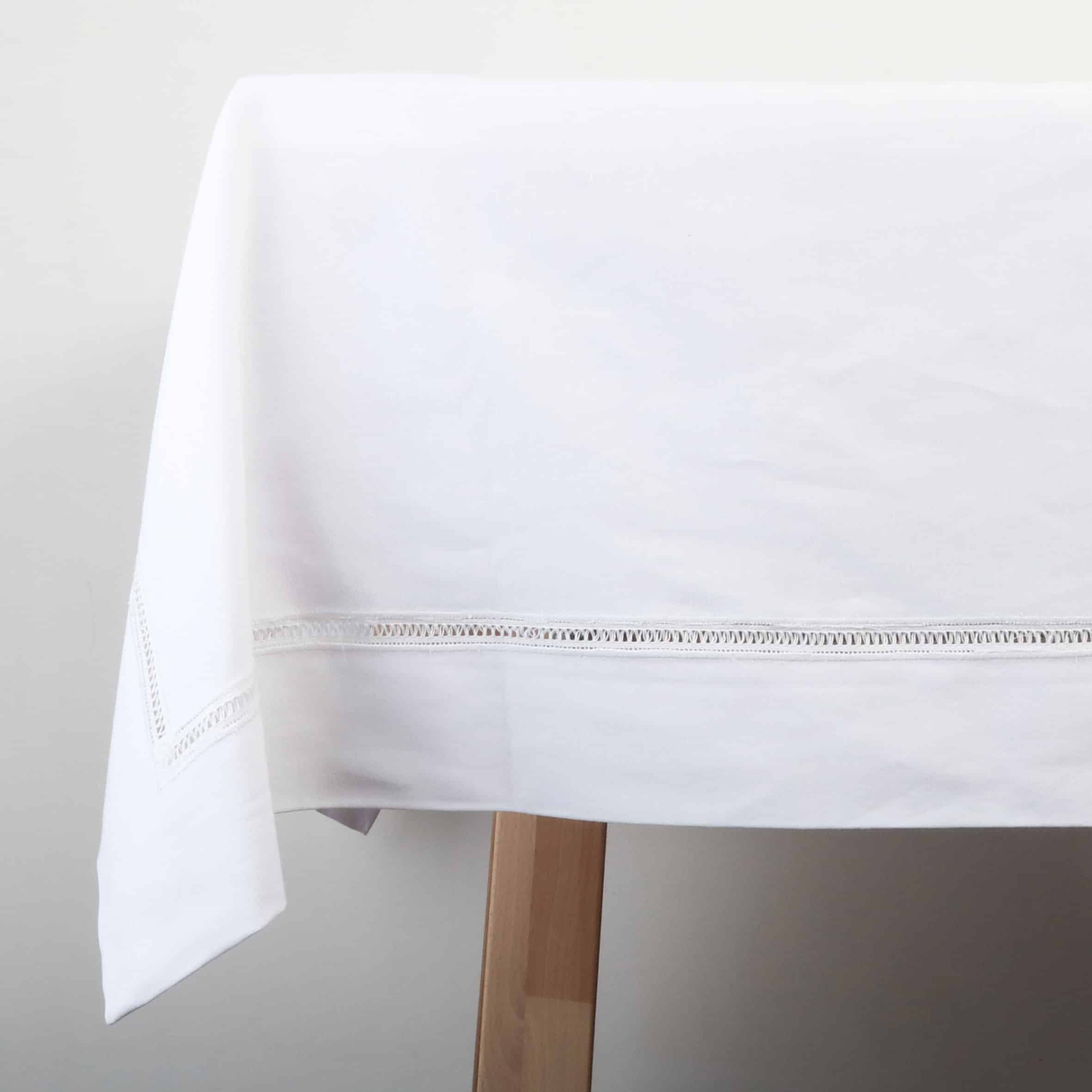 מפת שולחן עם רקמת אז’ור – אלגנטיות שמתחילה מהפרטים הקטנים