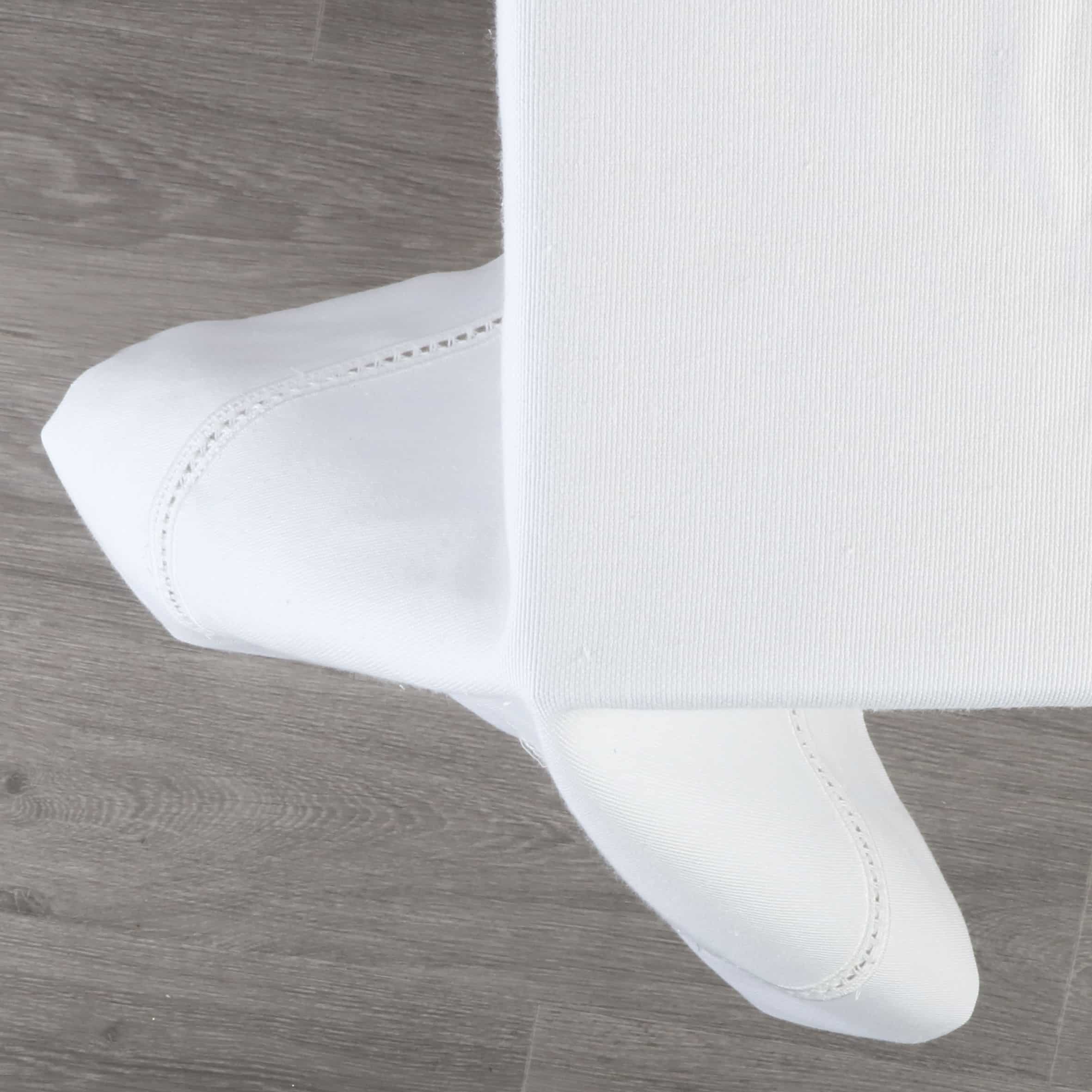 מפת שולחן עם רקמת אז’ור – אלגנטיות שמתחילה מהפרטים הקטנים