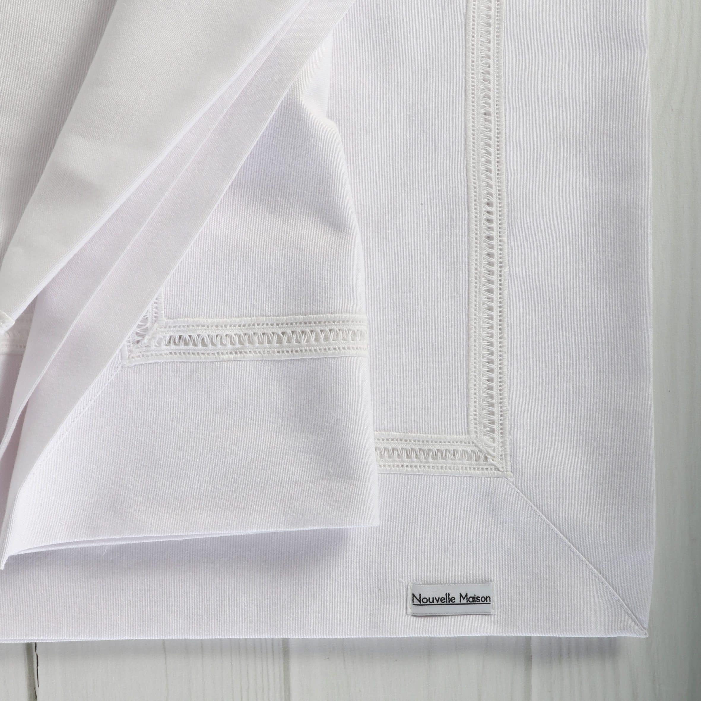 מפת שולחן עם רקמת אז’ור – אלגנטיות שמתחילה מהפרטים הקטנים