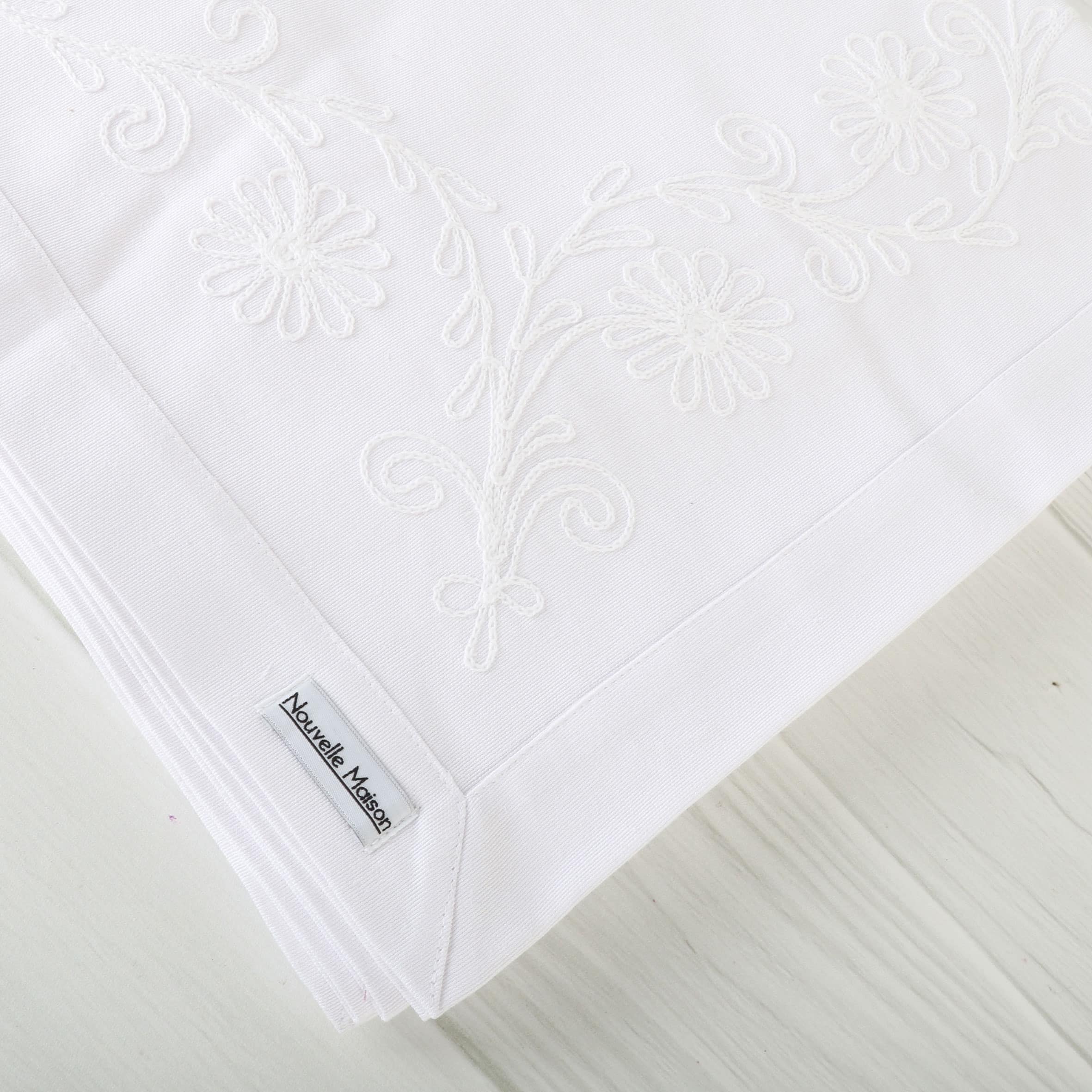 מפת שולחן רקומה- אלגנטיות שמתחילה מהפרטים הקטנים