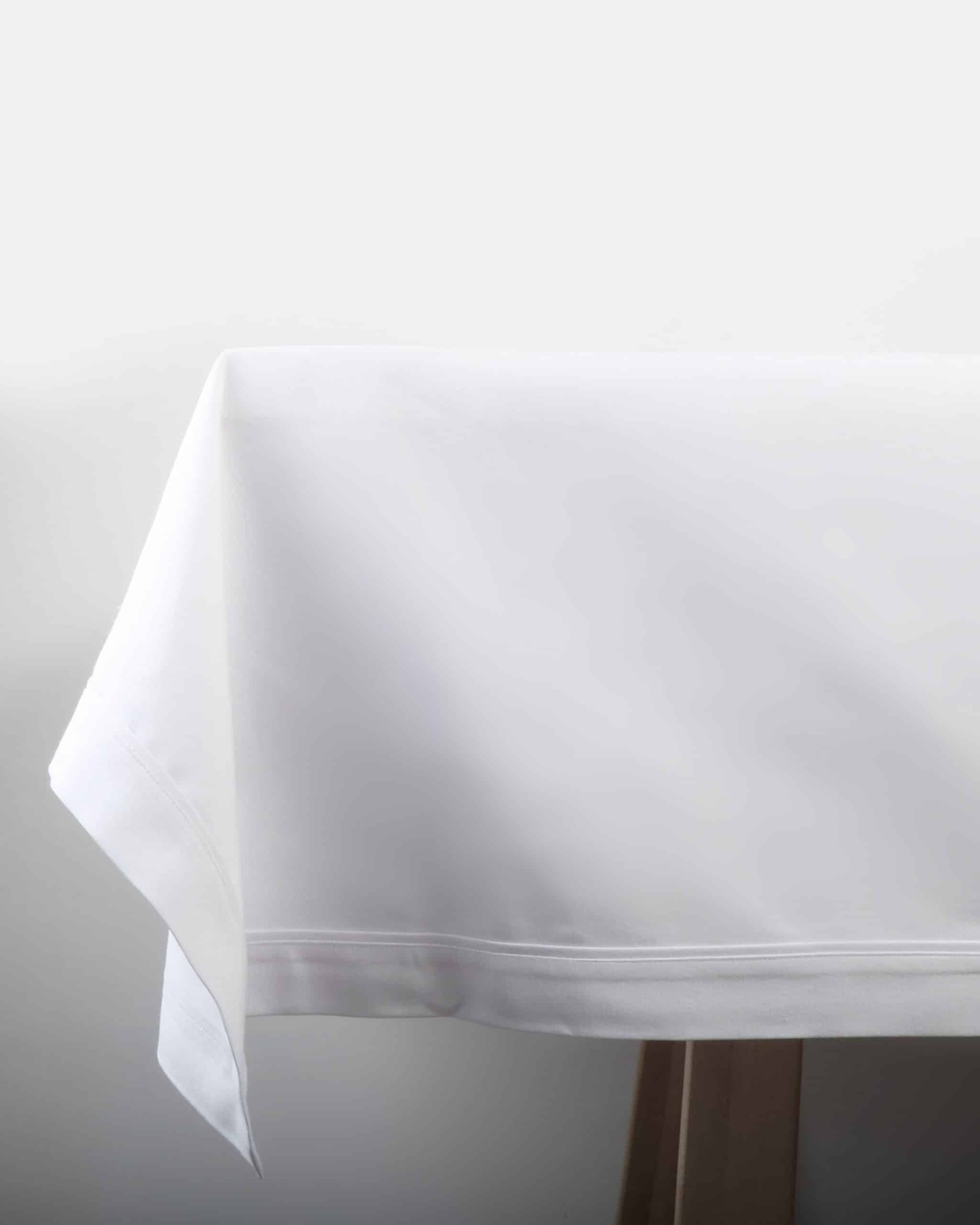 מפת שולחן דגם סרט לבן